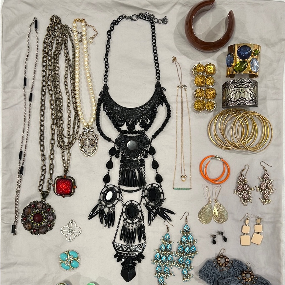 Bundle of costume jewelry. All wearable. Nothing broken.